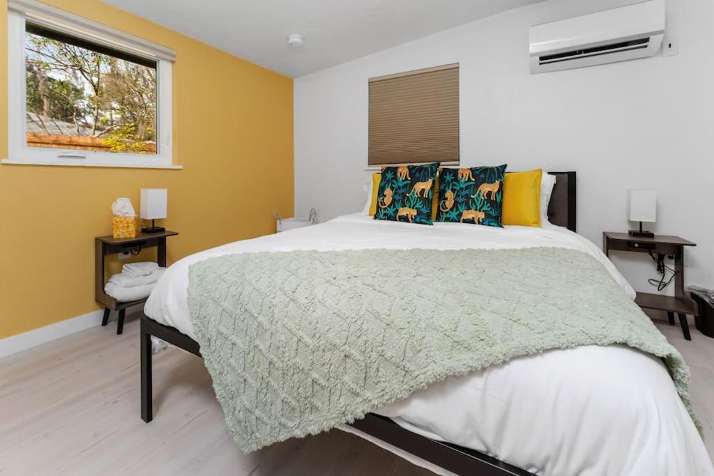 Smart Bungalow: 10-Min To Uf, Central Location 盖恩斯维尔 外观 照片